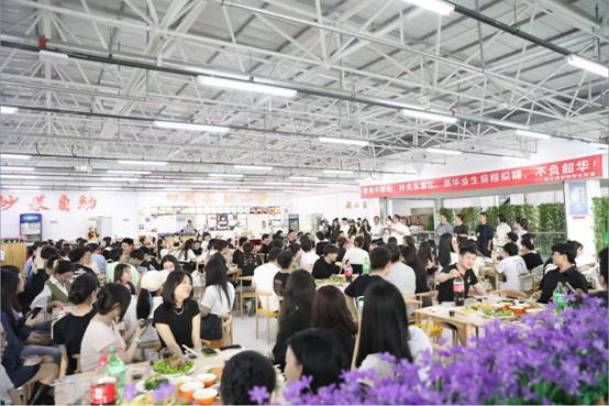 人们在看台上的人在人群里 描述已自动生成