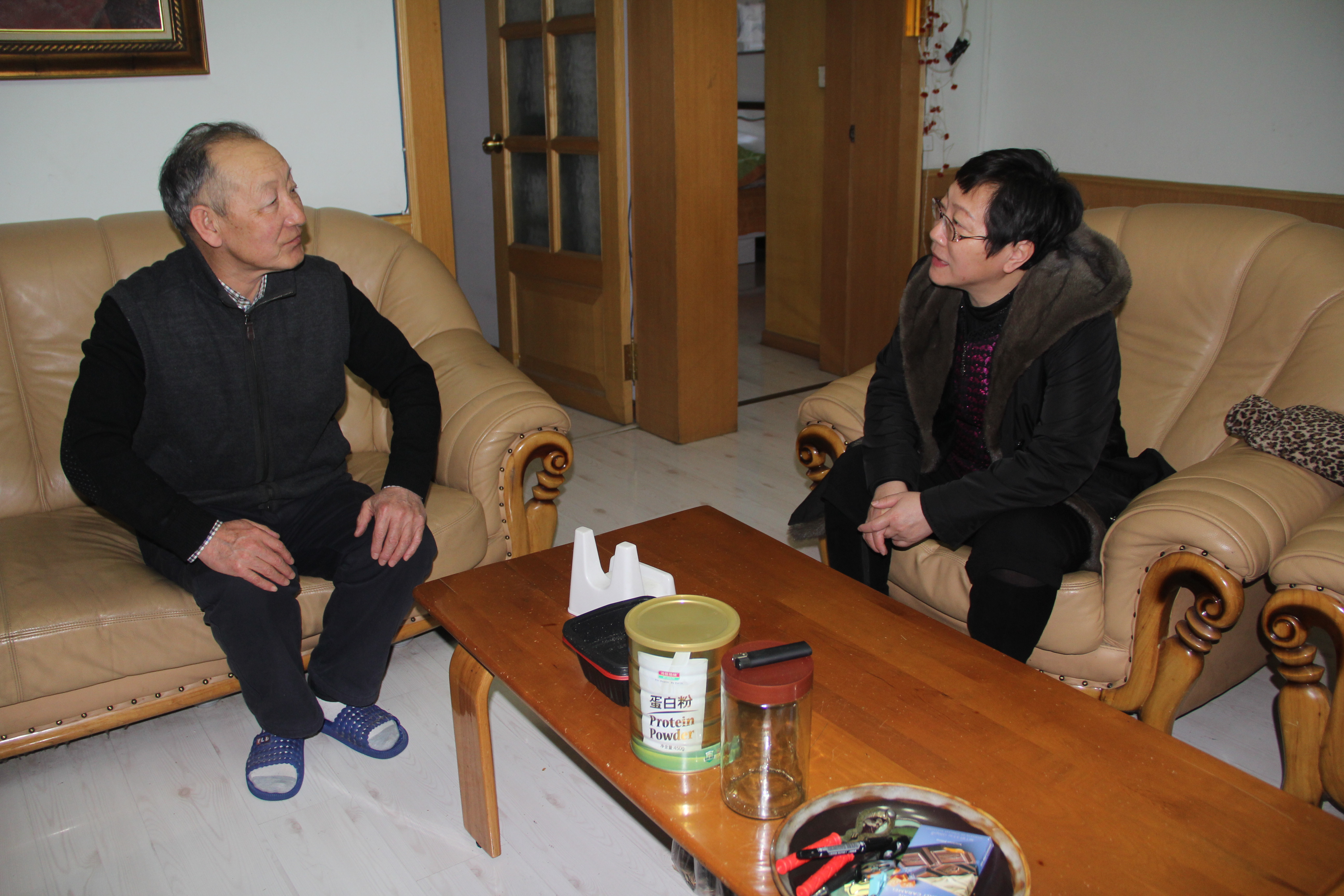 学校领导分别带队走访慰问老党员老干部老教授