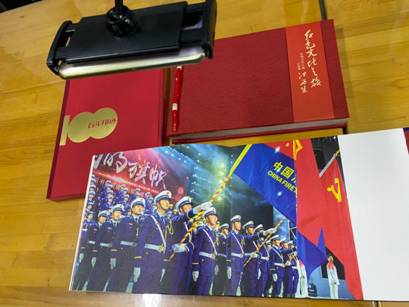 图片包含 室内, 桌子, 电脑, 房间描述已自动生成
