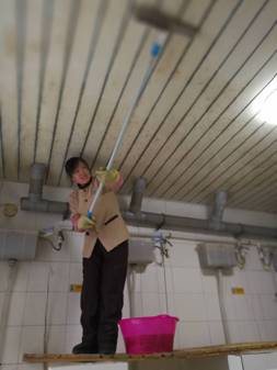 假期期间学生公寓开荒保洁-棚面污渍清理 (9)