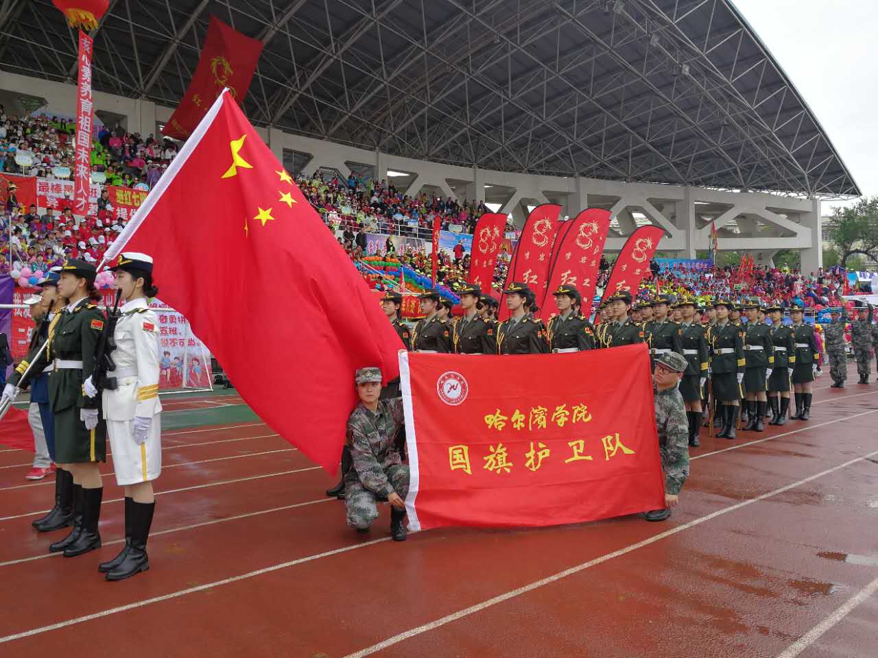我校国旗护卫队参加继红小学运动会升旗仪式