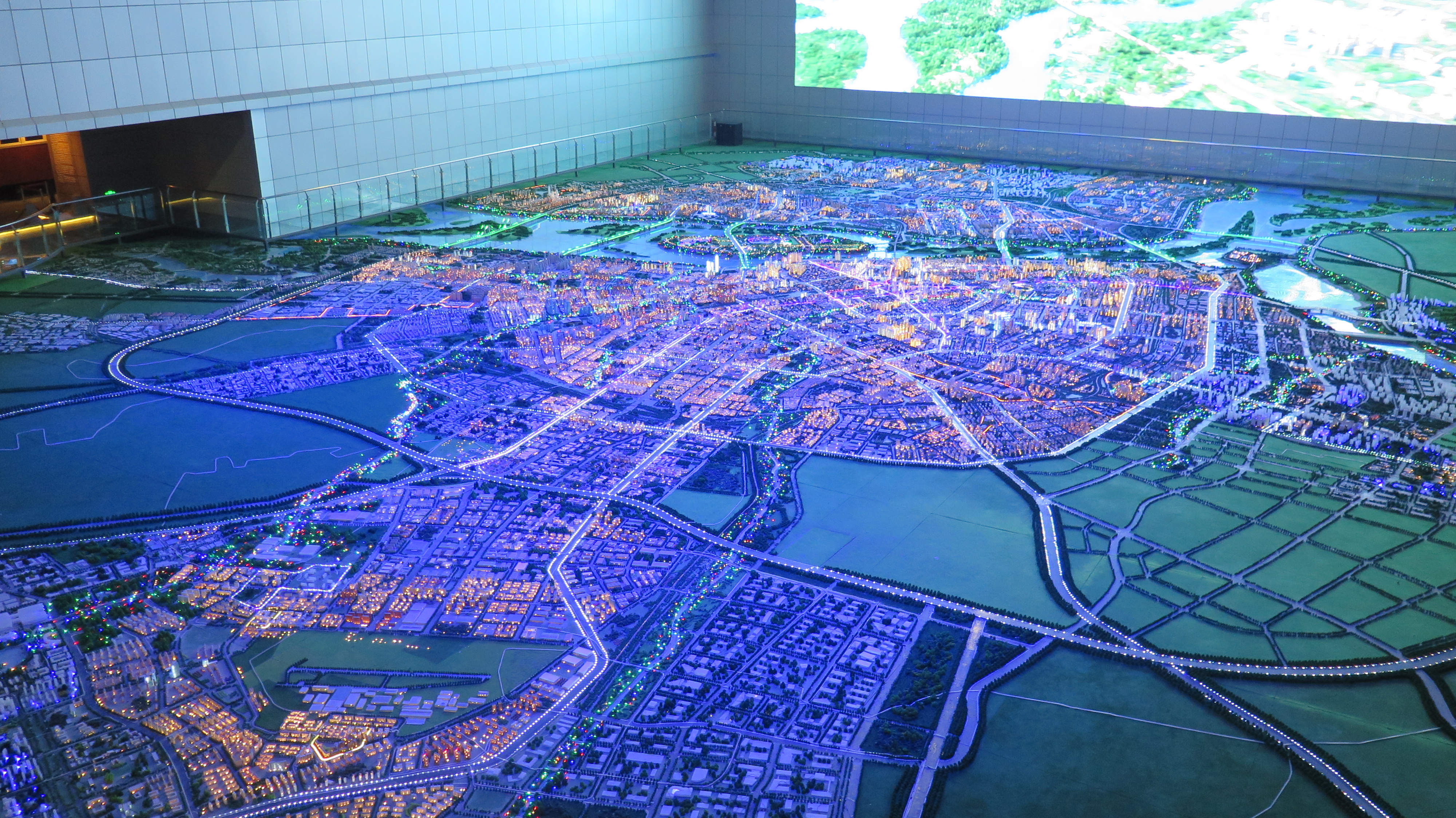 图书馆党总支组织党员参观哈尔滨规划展览馆