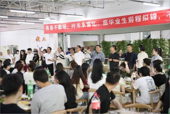 人们在看台上的人群 中度可信度描述已自动生成