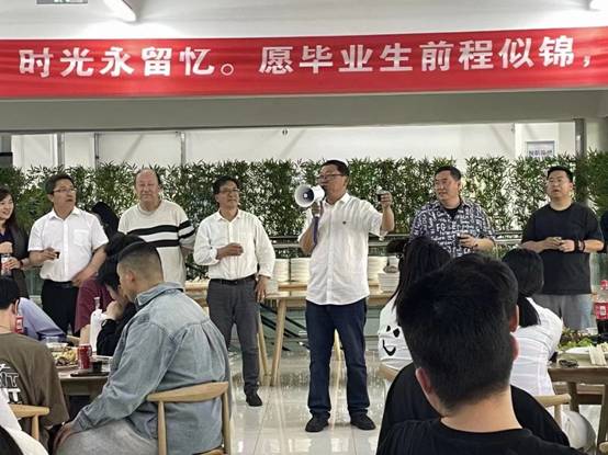 一群人在餐厅里 描述已自动生成