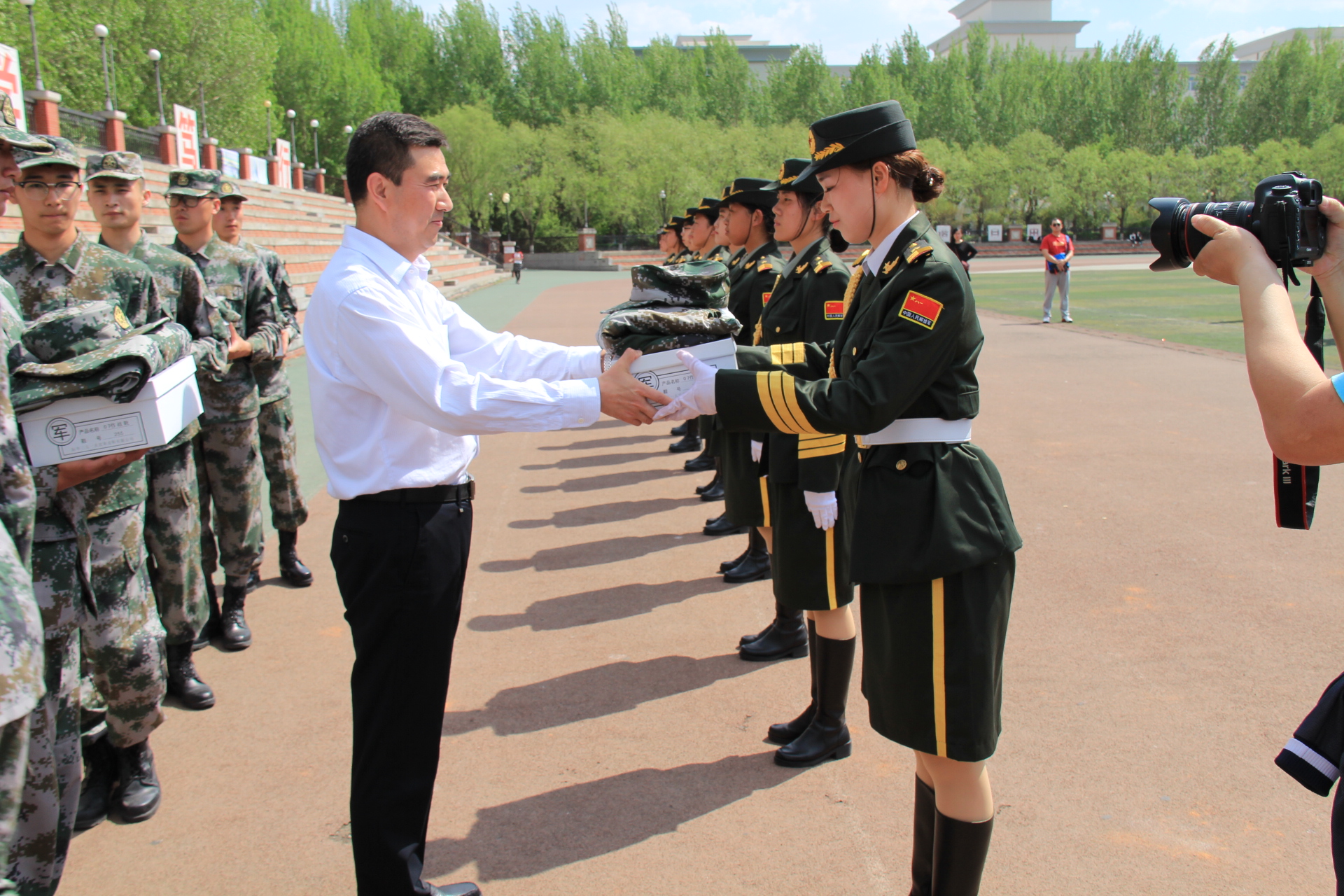 我校举行国旗护卫队二期队员作训服装发放仪式